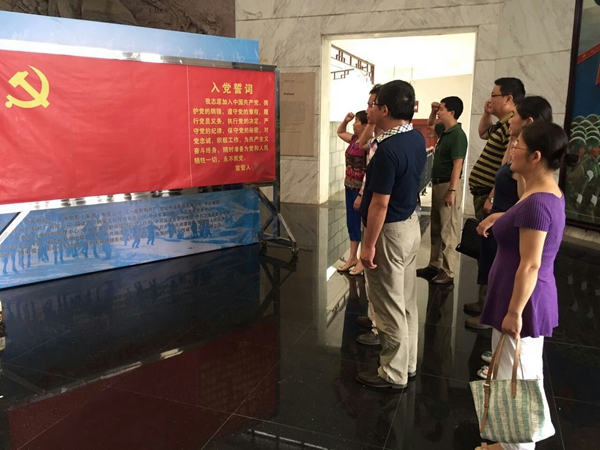 1496047333332000.jpg 说明文字:继续教育学院党总支扎实开展“三严三实”主题教育。2015年6月16日,全院党员在彭德怀纪念馆重温入党誓词,进行革命传统教育_副本.jpg